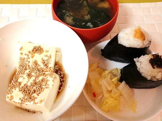 ねぎ味噌おにぎり
昆布おにぎり
冷や奴
ワカメの味噌汁|こなつさん