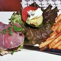 Snapdishの料理写真:アボカドと生ハムのハンバーガー|さつきさん