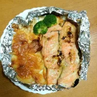 Snapdishの料理写真:鮭とじゃがいもの味噌マヨホイル焼き|mi25nさん