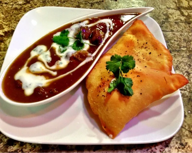 Snapdishの料理写真:Lamb curry with naan bread|Lemar Olivierさん