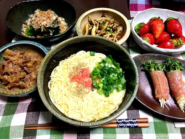 お土産のとんこつラーメン、豚肉の生姜焼き、生ハムのカイワレ巻、きのこのバター焼き、ほうれん草のお浸し、イチゴ|XLH883さん