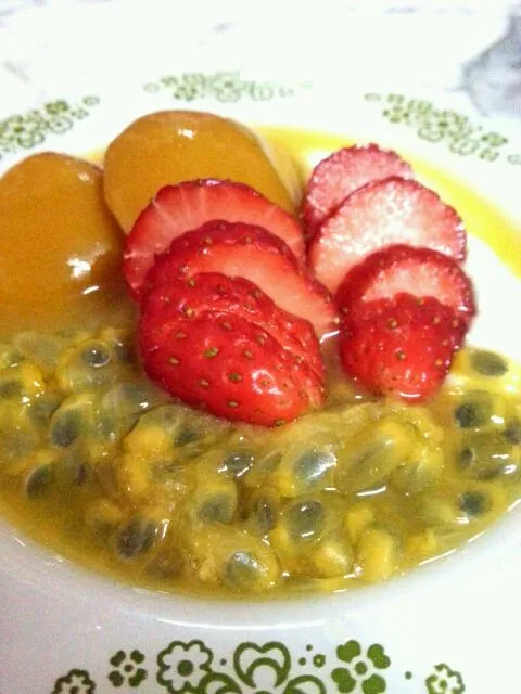 yoghurt wit passion fruit, peach + strawberries for today's brunch|cindy poeさん