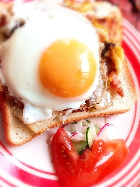 chinese cabbage bacon cheese with fried egg sandwich🍳とろシャキ白菜とベーコンチーズの目玉焼き乗せオープンサンド|🌈Ami🍻さん