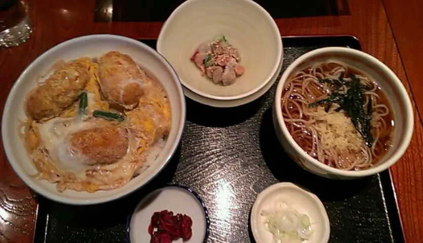 カキフライ卵とじ丼と蕎麦|まぐろさん