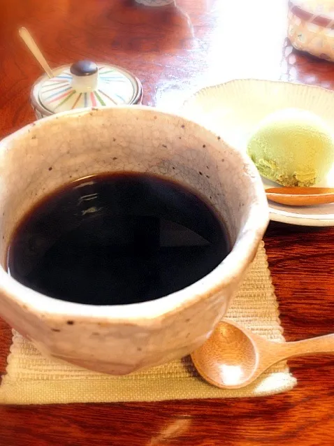 お寿司屋さんのランチのデザート コーヒー 抹茶アイス|puupanchanさん