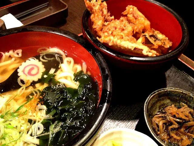 やりいか野菜天丼・ワカメうどん。500円。|KAZUTOさん