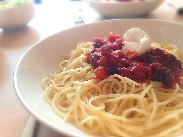 トマトソースパスタのクリームチーズのせ|D.skinnyさん