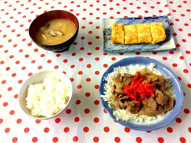 Snapdishの料理写真:豚肉生姜焼き、葱入り厚焼き玉子、具沢山味噌汁、ごはん|ゆりさん