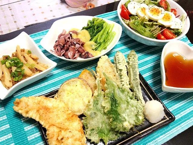 鶏と野菜の天ぷら、ホタルイカとなばなの酢味噌和え、卵サラダ、そぼろじゃが炒め🌟|ゆぅこさん