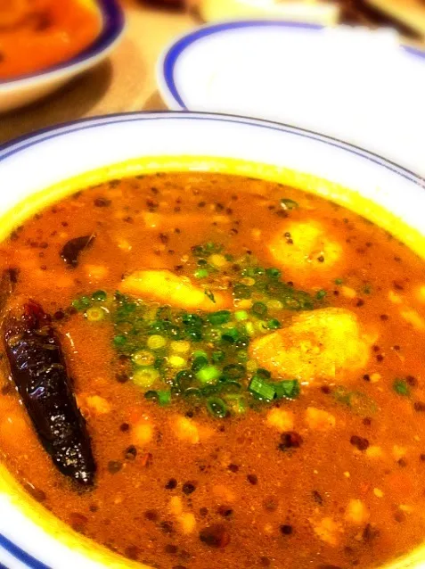 豆チキンカレー。辛さ３倍。駿河台下のエチオピアにて。３倍で充分辛い！旨い！これに食べ放題の茹でじゃがいもとランチタイムはアイスクリームのデザート付きはかなり得した気分。|akkioさん