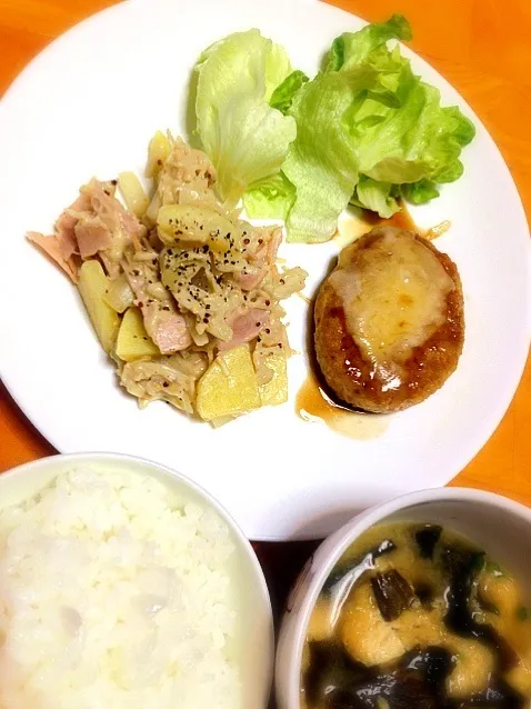 Snapdishの料理写真:豆腐入り照り焼きチーズつくね、サラダ、キノコと野菜の豆乳クリーム炒め、お味噌汁|まりえさん