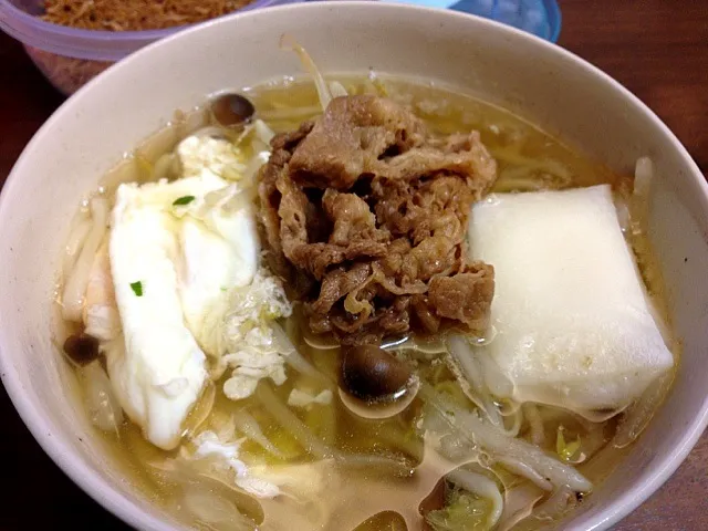 Snapdishの料理写真:餅玉子、吉牛肉入り野菜うどん|もりもり777さん