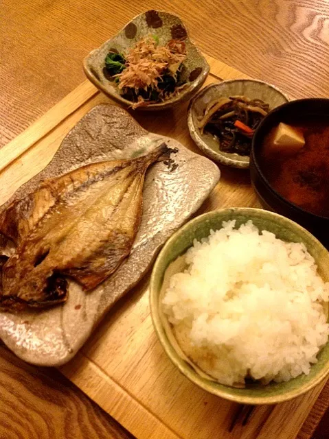 夕食  鯵の開き 菜の花のお浸し  松前漬  しじみの赤出汁|izunさん