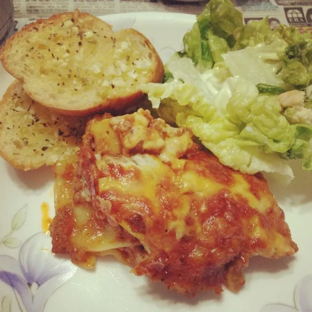 Snapdishの料理写真:Garlic bread, lasagna & caesar's salad|hurul | 후룰さん