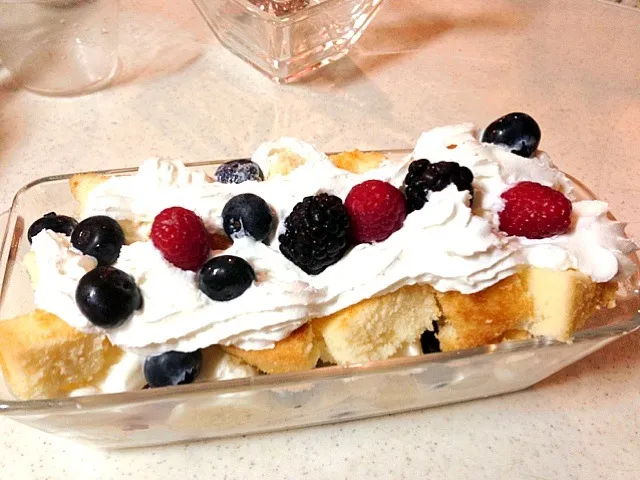 Sponge cake with yogurt sauce & cream|Kattyさん