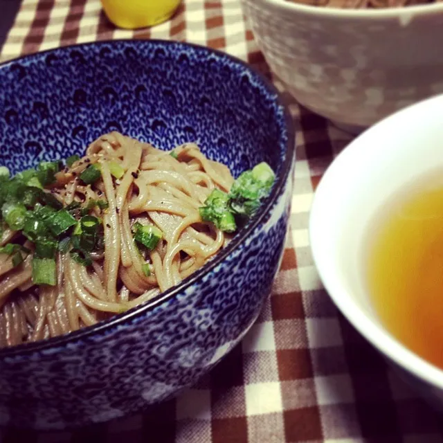 ポン酢で炒めた蕎麦をつゆにつけて。|tomoeさん