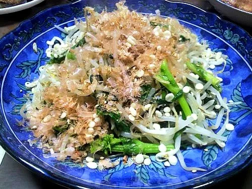 もやし、にら、葉の花（青菜ならなんでも）を炒めて、ウェイパー、塩、醤油で味付け。仕上げに花鰹、ゴマ、天かすをトッピング！|花子さん