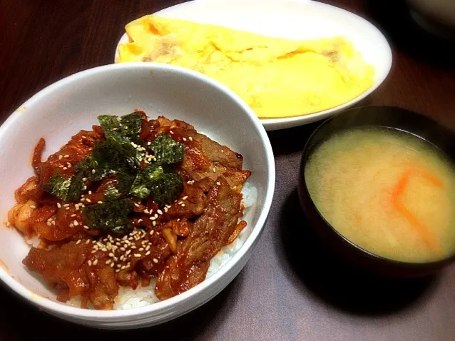 豚キムチ丼 大根と人参のお味噌汁 納豆チーズオムレツ|はちくまさん