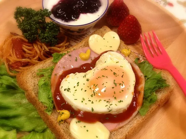 朝ごはん  ❤の目玉焼き乗せオープンサンド|メイスイさん