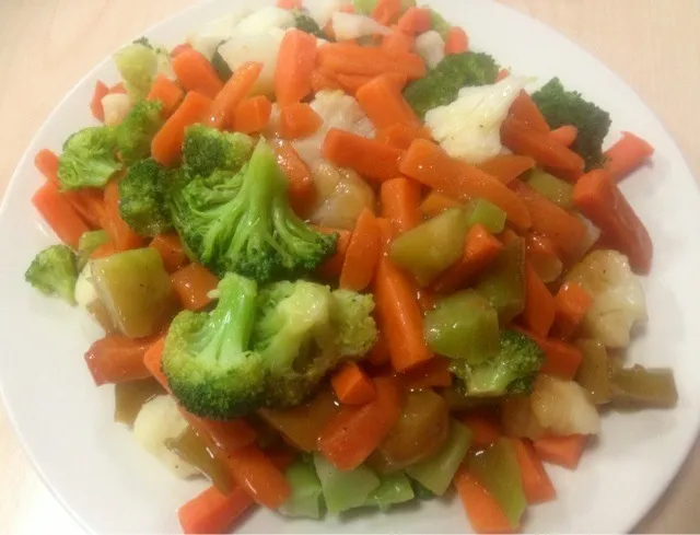 A plateful of steamed teriyaki veggies equals a plateful of happiness.|Alena Eydlishさん