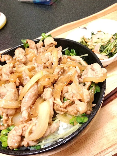 豚の生姜焼き丼、水菜とベーコン炒め|嶋根知子さん