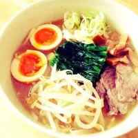 我が家のとんこつ醤油ラーメン。ほぼ全部のせ。|あやさん