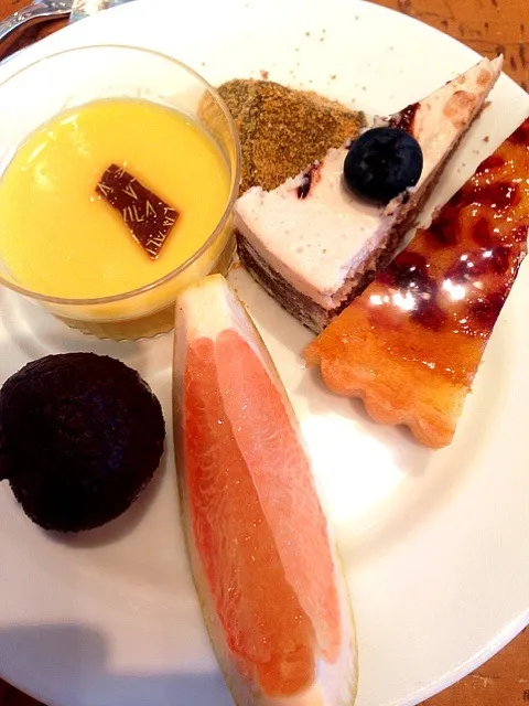 Snapdishの料理写真:Mango pudding,chocolate cake,grapefruit,lychee,cheese cake!|Len R Ortegaさん