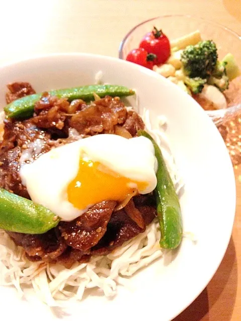 焼き肉丼 温玉のせ&ブロッコリーのピーナッツ味噌マヨ和え|えりちんさん