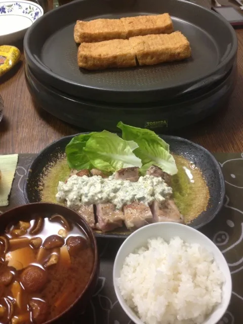 栃尾油揚げ、タルタルチキンソテー、豆腐と大きなナメコの赤だし|yuyangさん