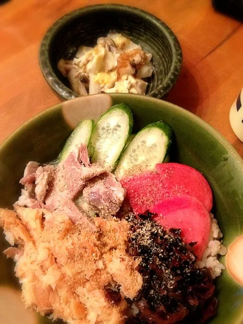 塩豚、鮭そぼろ、赤カブ、小エビの菜っぱ炒め…のせ丼。と、お豆腐と長芋のグラタン風。|ayacoさん