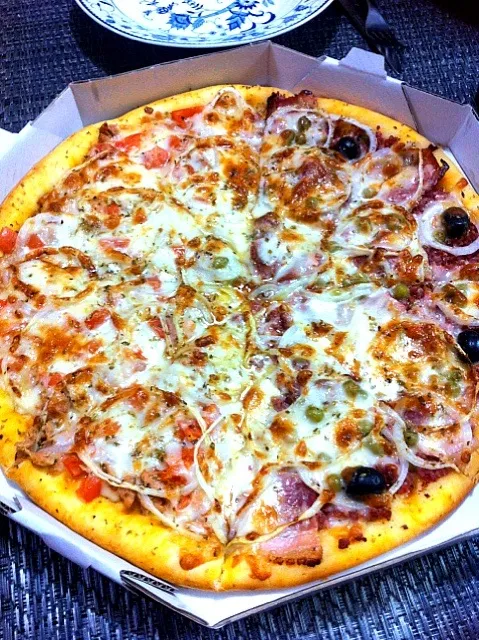 Pizza!!!!  1/2 Paulista  1/2 Atum...🍴🍴🍴|lucia inoueさん