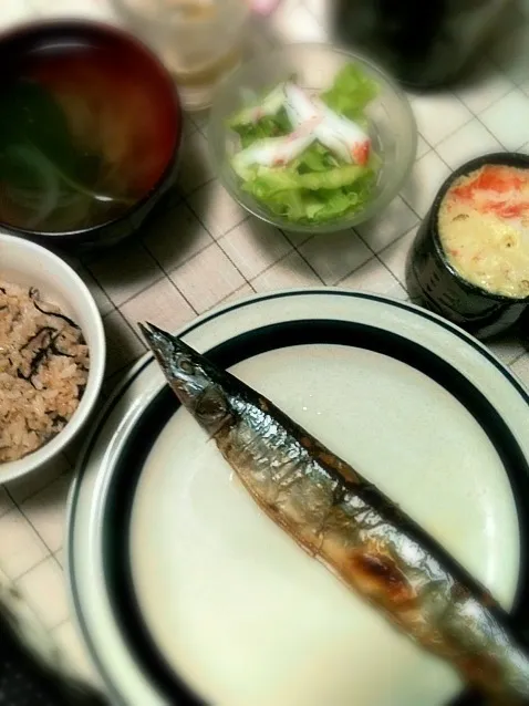 北海道サンマの塩焼き レンジで茶碗蒸し ひじきごはん 玉ねぎと小松菜のお吸い物|kykyさん