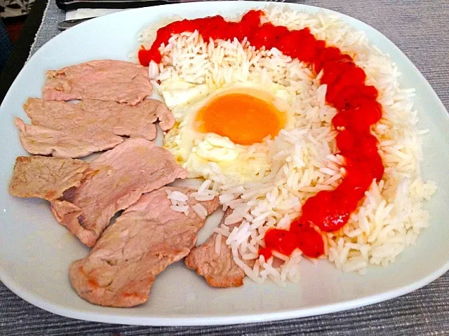 Pork sirolin, fried egg and rice with specied tomato. #easy #fast #delicious|De Pupesさん