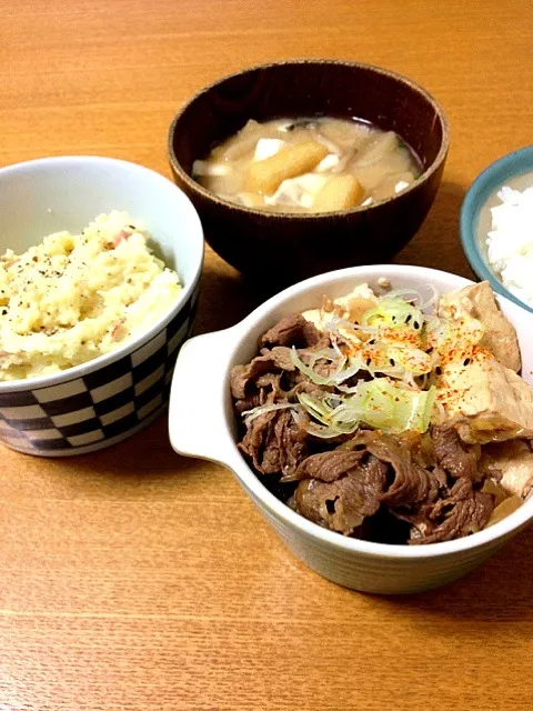 Snapdishの料理写真:肉豆腐とベーコンポテトサラダ|Nozomuさん