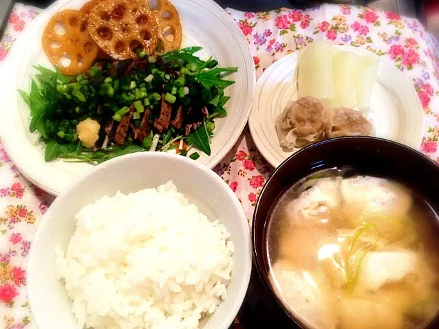 鰹のたたき＊蓮根のきんぴら＊シュウマイ＊つけもの＊カニのすり身と豆腐とネギのお味噌汁|さっちゃんさん