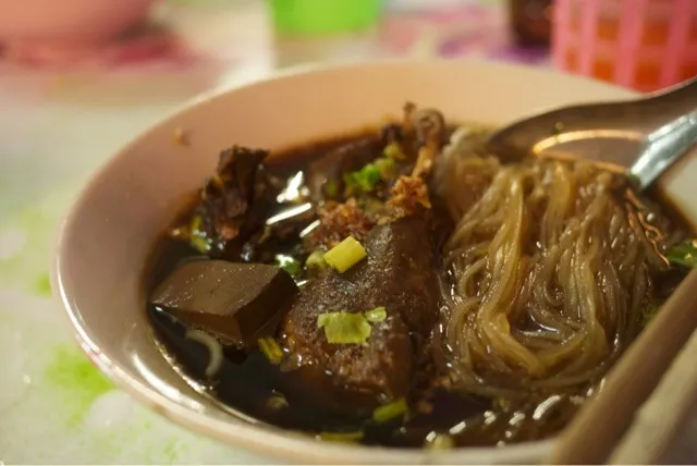 เส้นเล็กเป็ดตุ๋น センレックペットゥン アヒル肉の醤油煮込み麺(幅細麺) アヒルはタイでは結構よく食べられる食材で、どこでも食べられる。 鶏よりちょっと癖のある肉が、薬味の入ったスープに合うんだと思う。 この店は具もスープもよく煮込まれていておいしかった。 左の方にある四角い塊は豚の血を固めたもの。これ|msdsystemさん