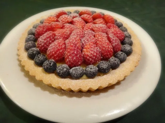 Strawberry and blueberry tart with custard|yumiさん