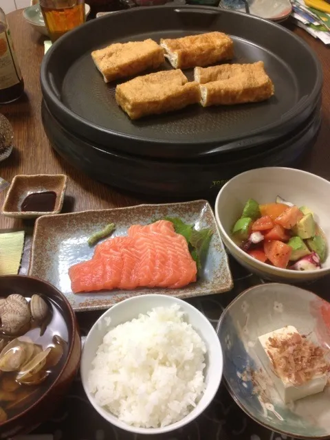 栃尾の油揚げ、アボカドとタコのサラダ、サーモン、あさりのすまし、冷や奴|yuyangさん