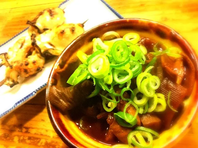 今夜は嫁と、死んだ鶏のあちこちの肉とか内臓の串焼きデート♫
写真はどて煮と牡蠣の塩焼き。(ﾟдﾟ)ｳﾏｰ 。|JTKさん