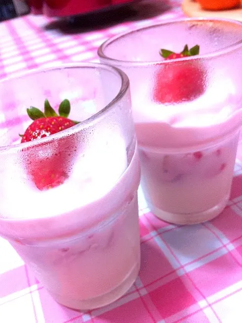 Strawberry milk pudding with yoghurt|shirlynさん