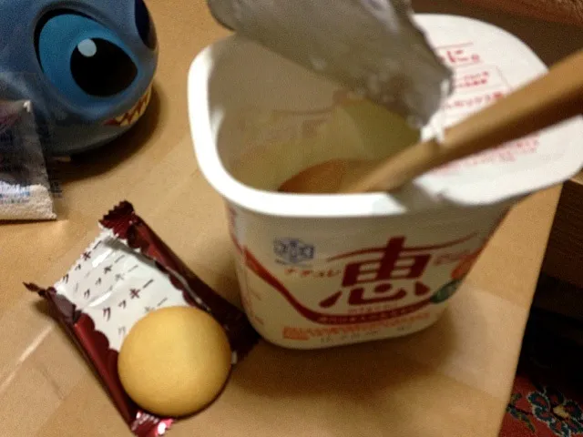 Snapdishの料理写真:ヨーグルトとバレンタインなのでチョコクッキー|ばんなおさん