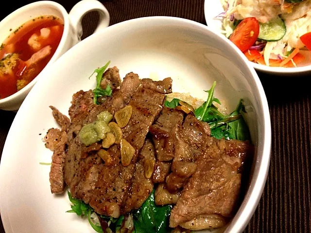 ステーキ丼・ポテトサラダ・お豆とトマトのスープ|aya.hさん