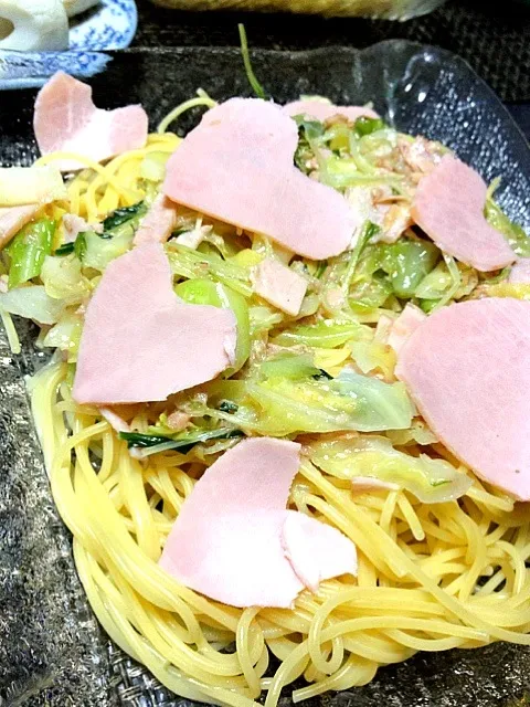 Snapdishの料理写真:#夕飯  チクワ(マヨネーズつけて)、ハートハムのツナスパゲティ。最後はスープとして飲んだ。|ms903さん