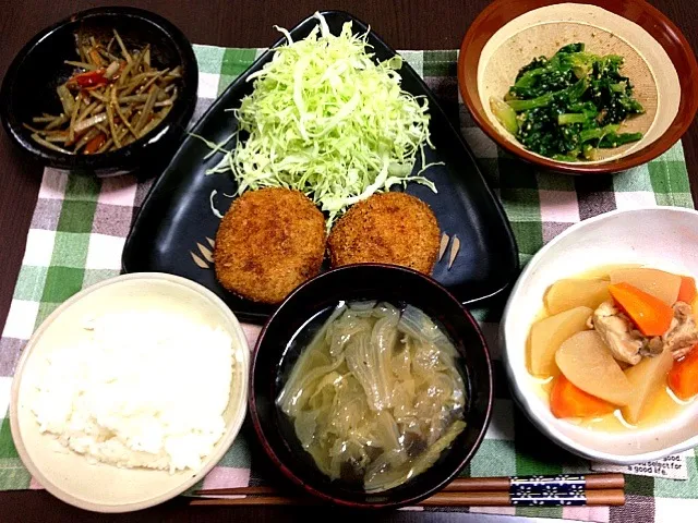 手作りコロッケ、大根と鶏肉の煮物、ほうれん草の胡麻和え、きんぴらごぼう、白菜のスープ、ご飯|XLH883さん