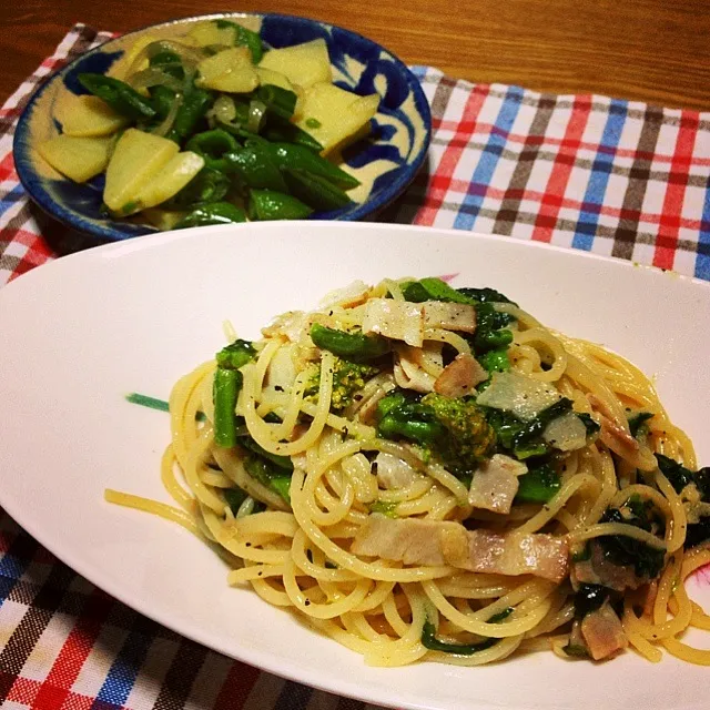 ただいま〜っつ。【今夜のウチご飯】ベーコンと菜の花のパスタ，スナップエンドウとじゃがいものバター炒め。なんとも春らしいメニューでほっこり。パスタは，ニンニクとオリーブオイルに柚子胡椒で味付け。菜の花のほろ苦さにピッタリ。スナップエンドウのサクサクとした歯触りも楽しくて，うまうま〜。|takuya KAWANOさん