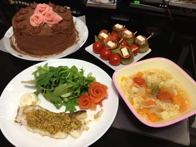 タラのマスタード焼き、ミネストローネ、クリームチーズのサーモン巻き、チョコレートケーキ|すずさん