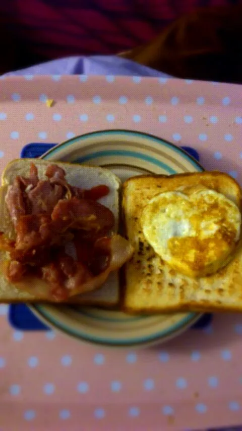 Snapdishの料理写真:bacon and egg toasted sandwich|harry masonさん