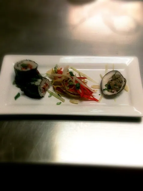 Atlantic char sushi roll with carrot leek slaw and a roasted garlic clam shoot|Shaun Hudsonさん