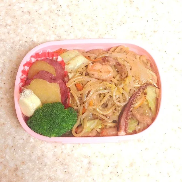 塩焼きそばとさつまいもの甘煮クイック弁当💓|まりんごさん