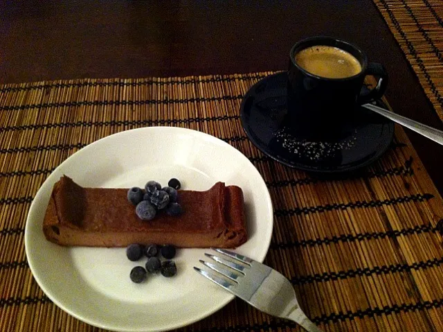 chocolate cheese cake with frozen blueberries and espresso|keiko mashimaさん